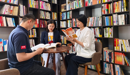 翻開“城發(fā)”這本書，每一頁，都是鄭州的煙火與遠(yuǎn)方